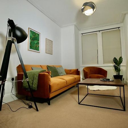 Spacious Two-Bedrooms House, Private Parking, Contractors, Relocators อ็อกซ์ฟอร์ด ภายนอก รูปภาพ