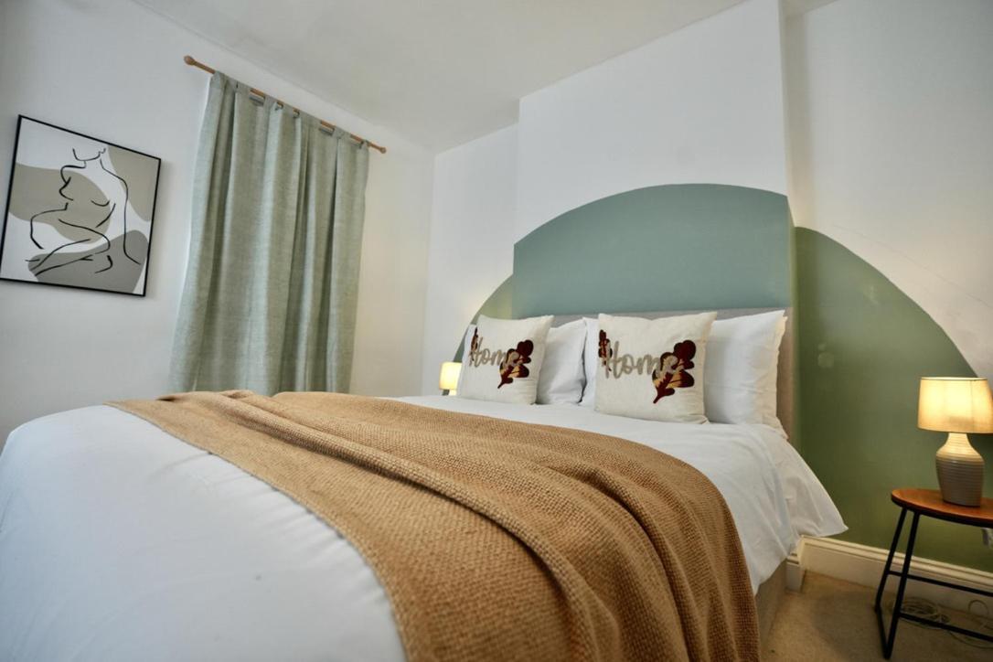Spacious Two-Bedrooms House, Private Parking, Contractors, Relocators อ็อกซ์ฟอร์ด ภายนอก รูปภาพ
