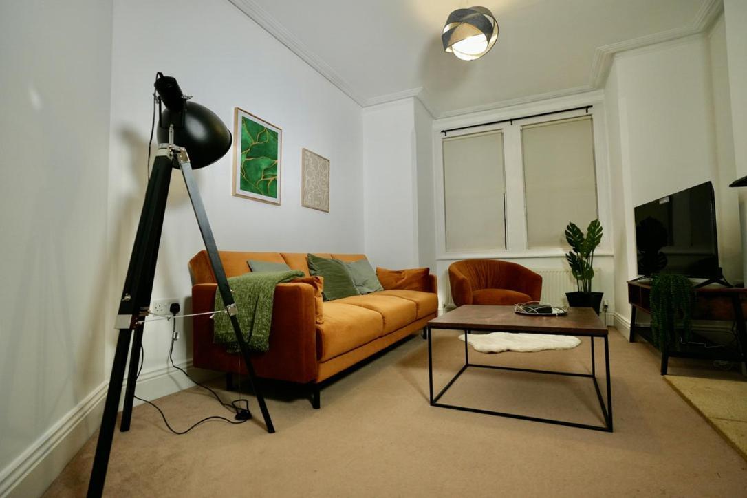 Spacious Two-Bedrooms House, Private Parking, Contractors, Relocators อ็อกซ์ฟอร์ด ภายนอก รูปภาพ