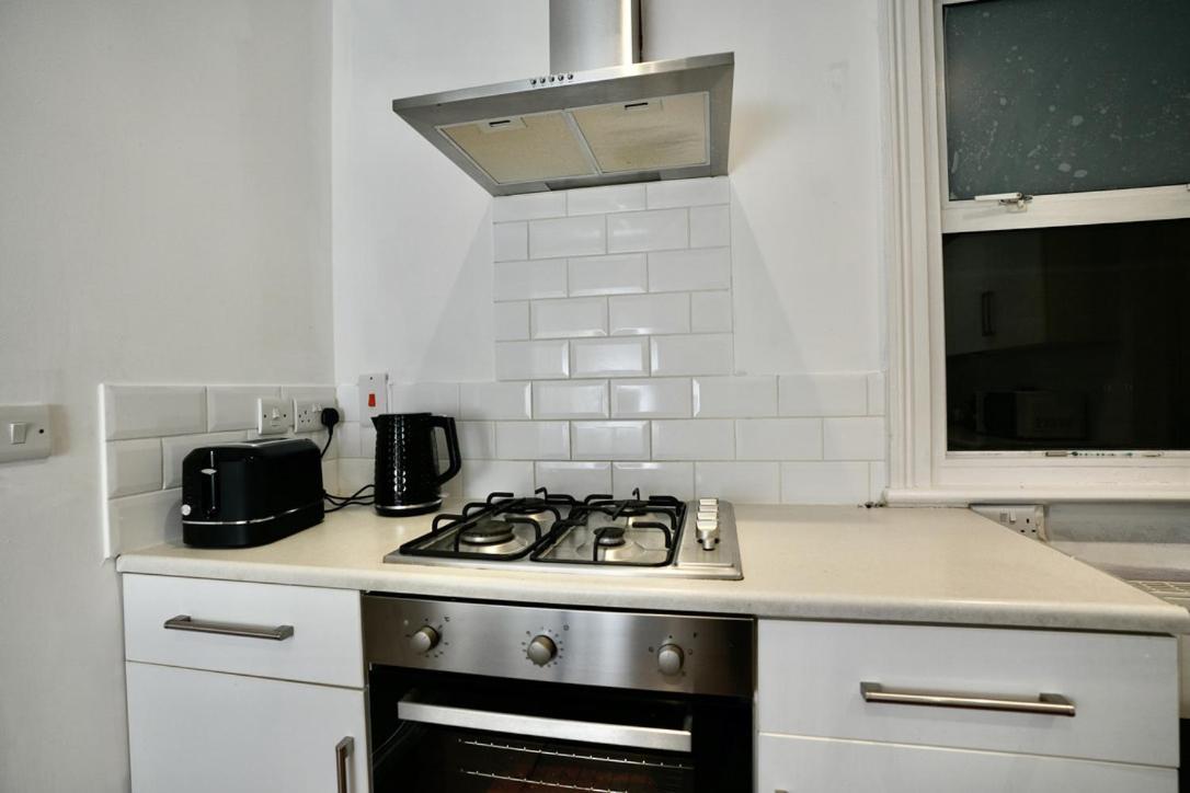 Spacious Two-Bedrooms House, Private Parking, Contractors, Relocators อ็อกซ์ฟอร์ด ภายนอก รูปภาพ